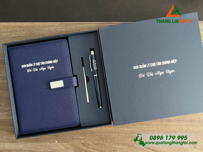 Combo Quà Tặng Sang Trọng (Sổ Tay Dán Gáy & Bút Ký) - In Khắc Tên Ban Quản Lý Chợ Tân Chánh Hiệp