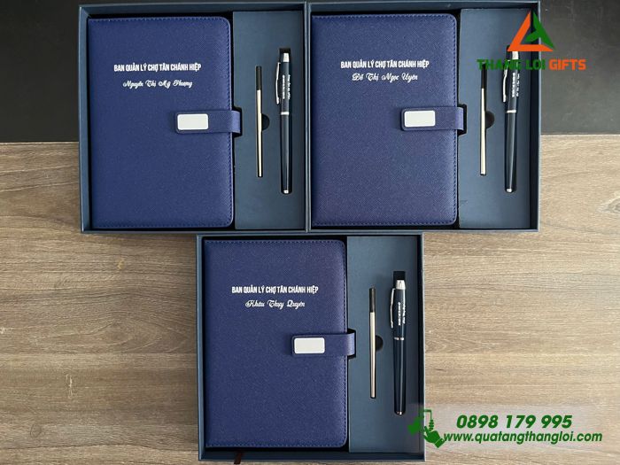 Combo Quà Tặng Sang Trọng (Sổ Tay Dán Gáy & Bút Ký) - In Khắc Tên Ban Quản Lý Chợ Tân Chánh Hiệp