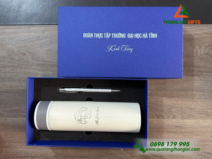 Combo Quà Tặng (Bình Giữ Nhiệt & Bút Bi) Màu Trắng - In Khắc Tên Trường Đại Học Hà Tĩnh