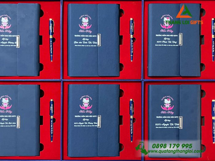 Set Quà Tặng (Sổ Tay Bìa Còng & Bút Ký) Màu Xanh - In Khắc Logo Trường Mầm Non Mèo Kitty