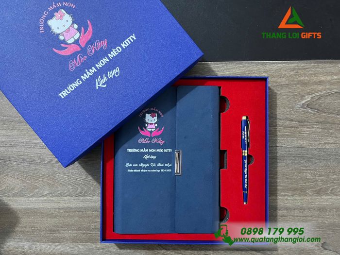 Set Quà Tặng (Sổ Tay Bìa Còng & Bút Ký) Màu Xanh - In Khắc Logo Trường Mầm Non Mèo Kitty