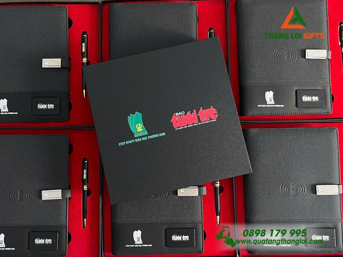 Combo Quà Tặng (Sổ Tay Đa Năng & Bút Ký) Màu Đen - In Khắc Logo BÁO TUỔI TRẺ