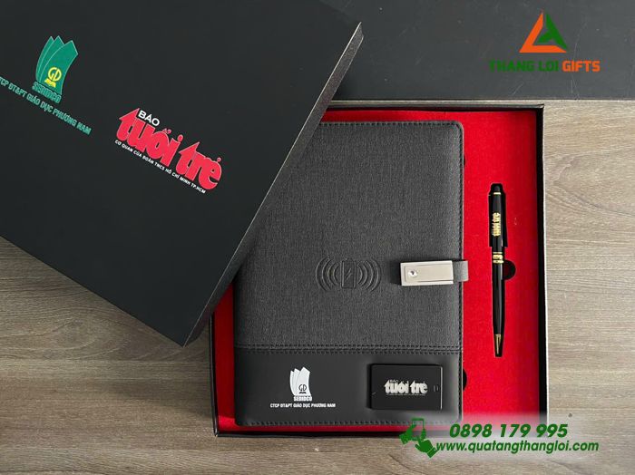 Combo Quà Tặng (Sổ Tay Đa Năng & Bút Ký) Màu Đen - In Khắc Logo BÁO TUỔI TRẺ