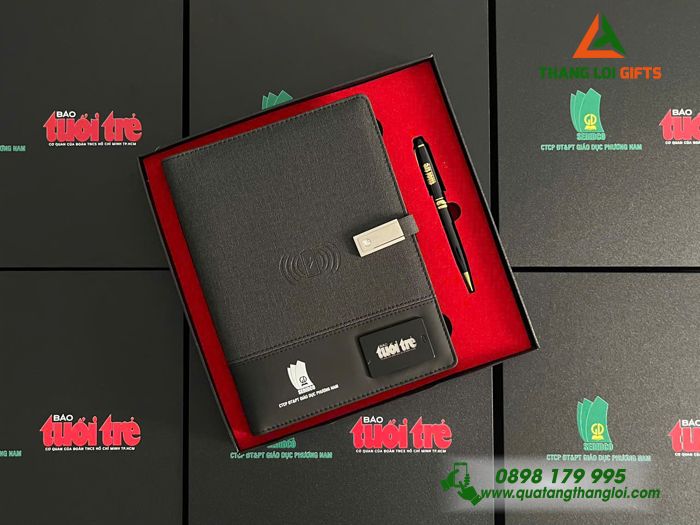 Combo Quà Tặng (Sổ Tay Đa Năng & Bút Ký) Màu Đen - In Khắc Logo BÁO TUỔI TRẺ