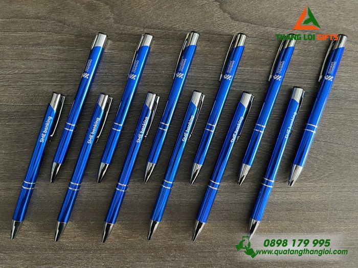 Bút Bi Kim Loại Bấm Màu Xanh - Khắc Logo Doanh Nghiệp Standard Chartered