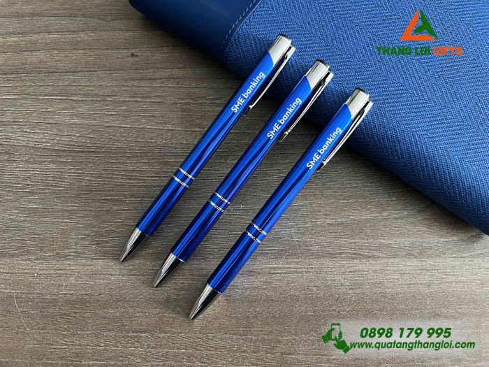 Bút Bi Kim Loại Bấm Màu Xanh - Khắc Logo Doanh Nghiệp Standard Chartered