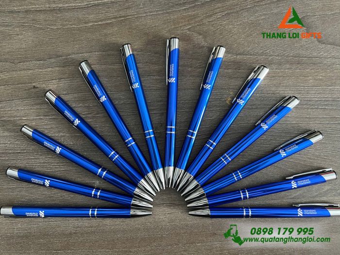 Bút Bi Kim Loại Bấm Màu Xanh - Khắc Logo Doanh Nghiệp Standard Chartered