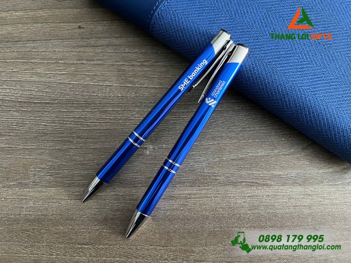 Bút Bi Kim Loại Bấm Màu Xanh - Khắc Logo Doanh Nghiệp Standard Chartered
