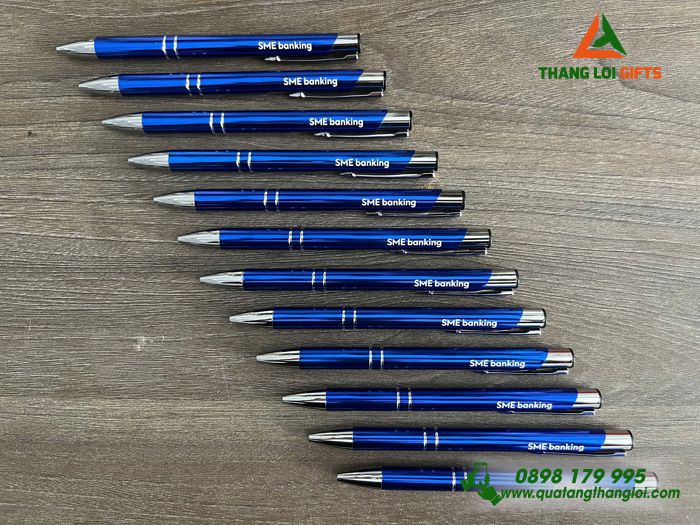 Bút Bi Kim Loại Bấm Màu Xanh - Khắc Logo Doanh Nghiệp Standard Chartered