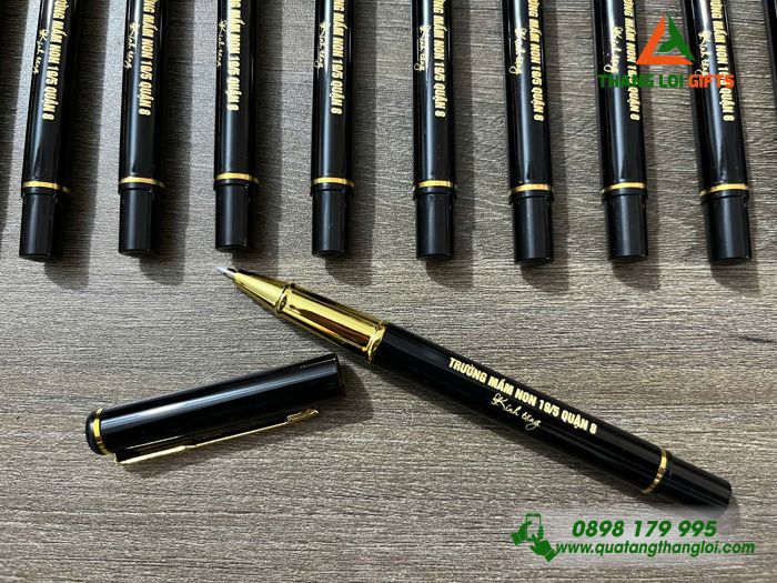 Bút Ký Kim Loại Màu Đen Khoen Vàng - Khắc Tên Trường Mầm Non 19/5 Quận 8