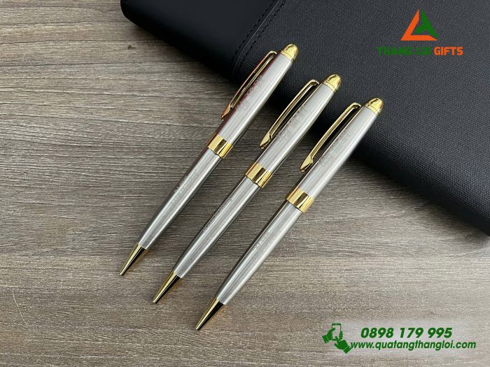 Bút Ký Kim Loại Xoay Màu Bạc Khoen Vàng - Khắc Logo Kỷ Niệm 10 Năm Ra Trường