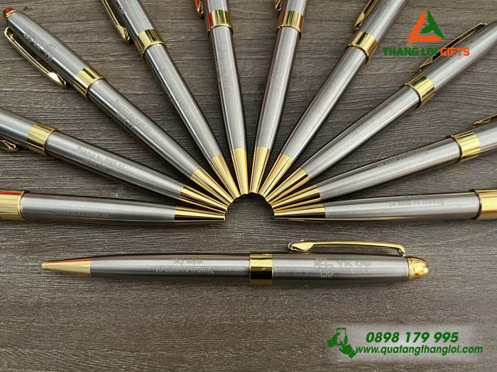 Bút Ký Kim Loại Xoay Màu Bạc Khoen Vàng - Khắc Logo Kỷ Niệm 10 Năm Ra Trường