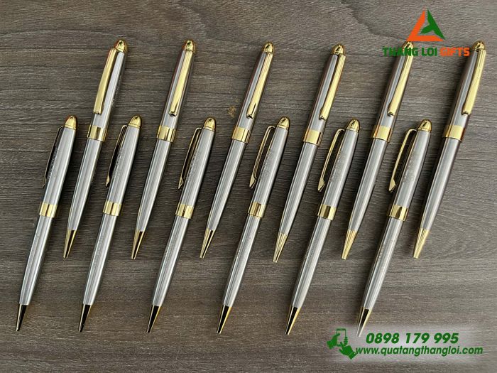 Bút Ký Kim Loại Xoay Màu Bạc Khoen Vàng - Khắc Logo Kỷ Niệm 10 Năm Ra Trường