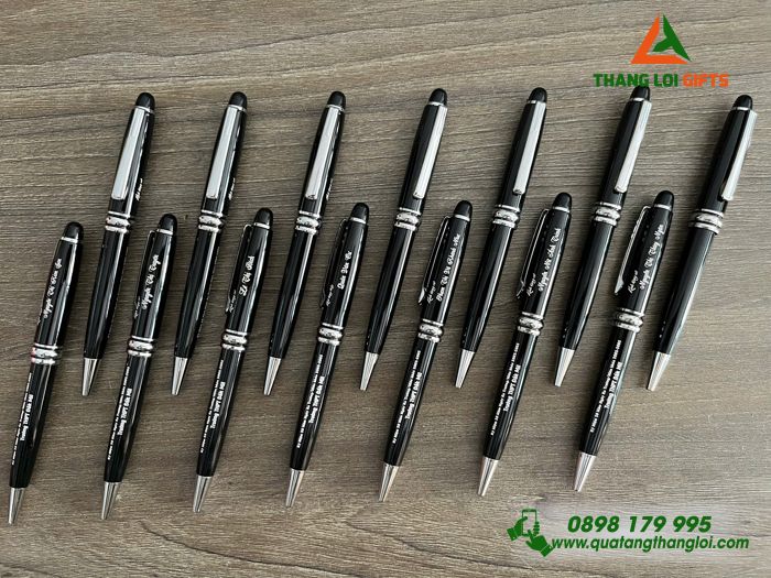 Bút Ký Kim Loại Xoay Màu Đen Khoen Bạc - Khắc Kỷ Niệm 20 Năm Trường THPT Đắk Mil