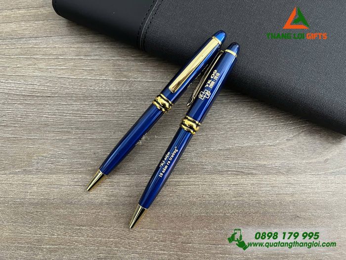 Bút Ký Kim Loại Xoay Màu Xanh Khoen Vàng - Khắc Logo Kỷ Niệm 10 Năm Ra Trường