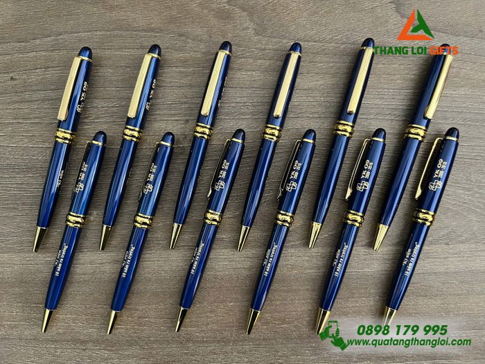 Bút Ký Kim Loại Xoay Màu Xanh Khoen Vàng - Khắc Logo Kỷ Niệm 10 Năm Ra Trường