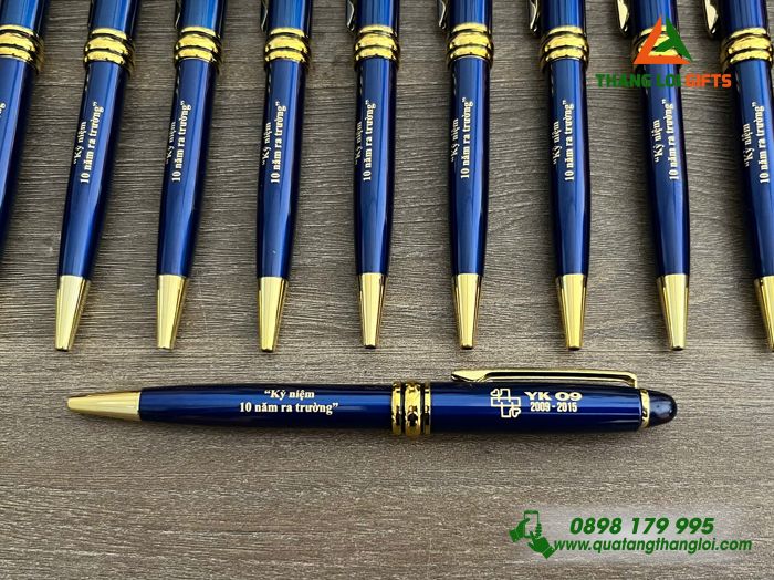 Bút Ký Kim Loại Xoay Màu Xanh Khoen Vàng - Khắc Logo Kỷ Niệm 10 Năm Ra Trường