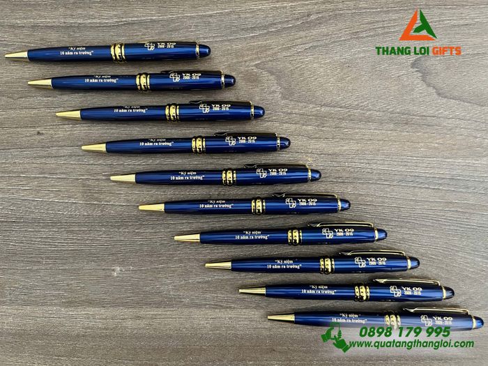 Bút Ký Kim Loại Xoay Màu Xanh Khoen Vàng - Khắc Logo Kỷ Niệm 10 Năm Ra Trường