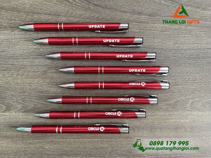 Bút Bi Kim Loại Bấm Màu Đỏ - Khắc Logo Cửa Hàng Tiện Lợi CIRCLE K