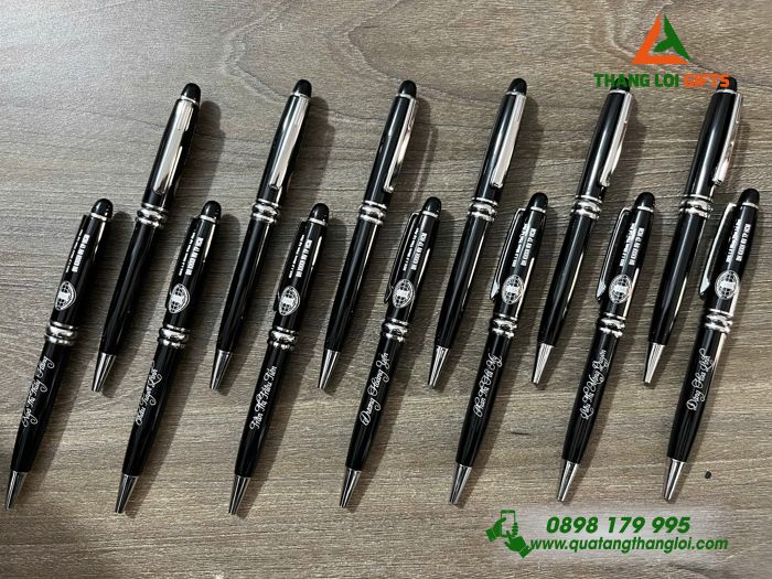 Bút Ký Kim Loại Xoay Màu Đen Khoen Bạc - Khắc Logo Trường ĐH KHXH&NV TP.HCM
