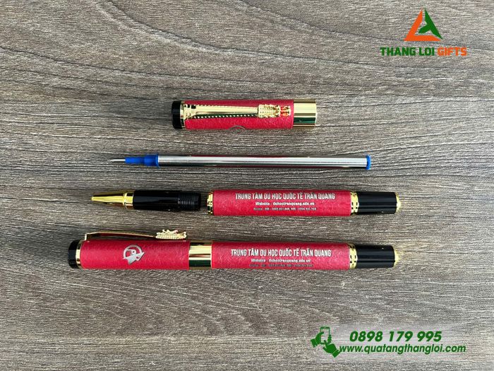 Bút Ký Kim Loại Màu Đỏ Khoen Cài Hình Đầu Rồng - Khắc Logo Trung Tâm Du Học Quốc Tế Trần Quang