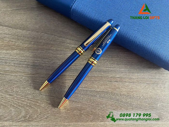 Bút Ký Kim Loại Xoay Màu Xanh Khoen Vàng - Khắc Logo Trường Đại Học Luật TP.HCM
