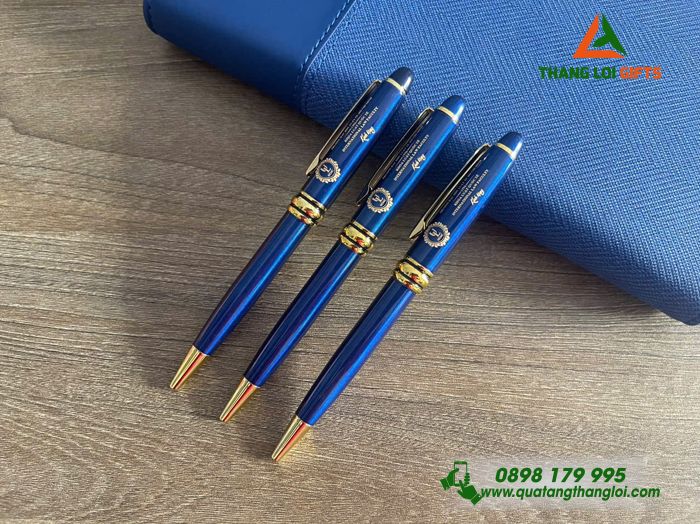Bút Ký Kim Loại Xoay Màu Xanh Khoen Vàng - Khắc Logo Trường Đại Học Luật TP.HCM