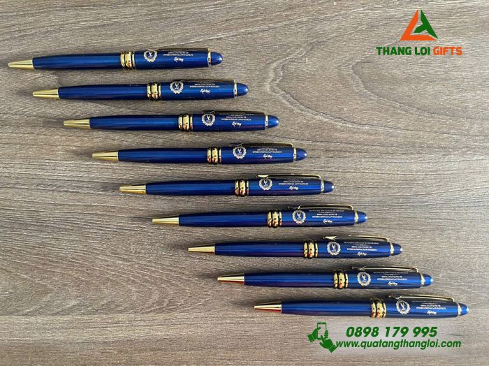 Bút Ký Kim Loại Xoay Màu Xanh Khoen Vàng - Khắc Logo Trường Đại Học Luật TP.HCM