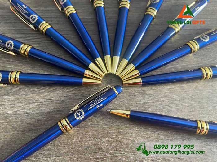 Bút Ký Kim Loại Xoay Màu Xanh Khoen Vàng - Khắc Logo Trường Đại Học Luật TP.HCM