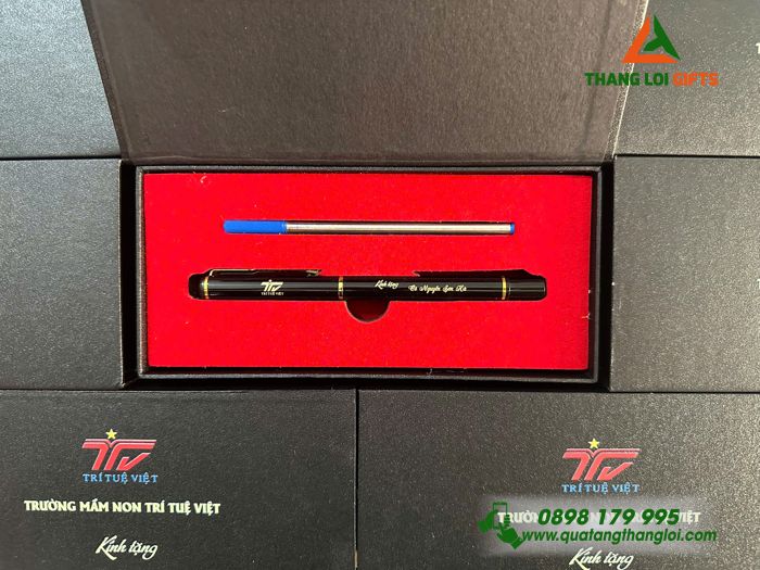 Bút Ký Kim Loại Màu Đen Khoen Vàng - Khắc Logo Trường Mầm Non Trí Tuệ Việt