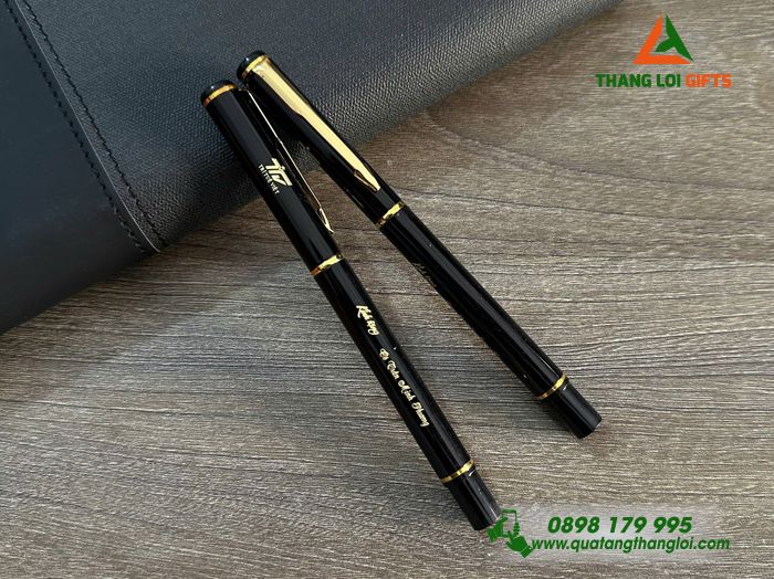 Bút Ký Kim Loại Màu Đen Khoen Vàng - Khắc Logo Trường Mầm Non Trí Tuệ Việt