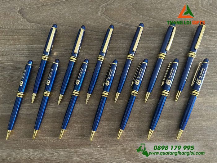 Bút Ký Kim Loại Xoay Màu Xanh Khoen Vàng - Khắc Logo Kỷ Niệm 65 Năm Bộ Môn Nhi