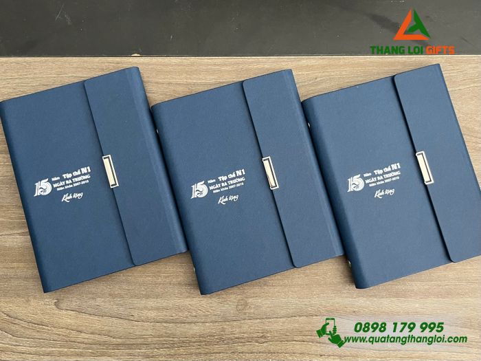 Sổ Tay Bìa Còng Gập 3 Màu Xanh - In Logo Kỷ Niệm 15 Năm Ngày Ra Trường