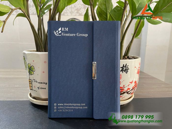 Sổ Tay Bìa Còng Gập 3 Màu Xanh - In Logo Doanh Nghiệp RM Venture Group