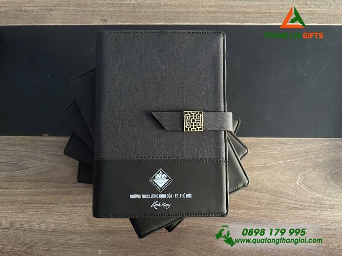 Sổ Tay Bìa Còng Màu Đen - In Logo Trường THCS Lương Định Của