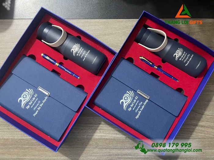 Combo Quà Tặng (Sổ+ Bình Lock&Lock+ Bút) Màu Xanh - In Khắc Logo 20 Năm Trường THPT Nguyễn Bính