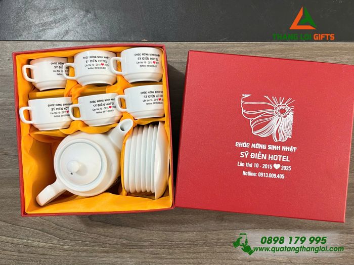 Bộ Ấm Trà Sứ Bát Tràng - In Logo Chúc Mừng Sinh Nhật Sỹ Điền Hotel Lần Thứ 10