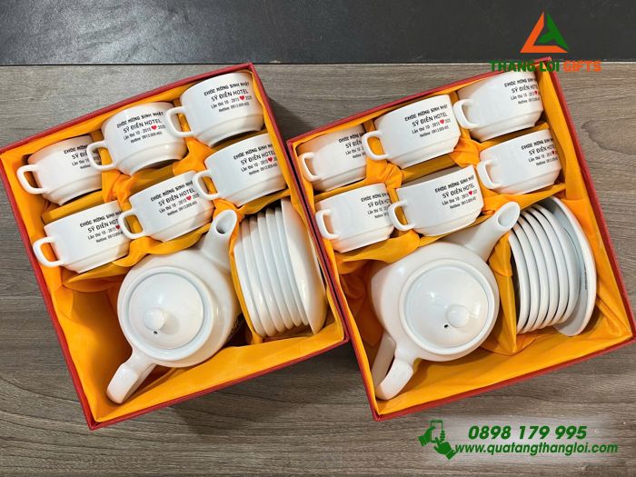 Bộ Ấm Trà Sứ Bát Tràng - In Logo Chúc Mừng Sinh Nhật Sỹ Điền Hotel Lần Thứ 10
