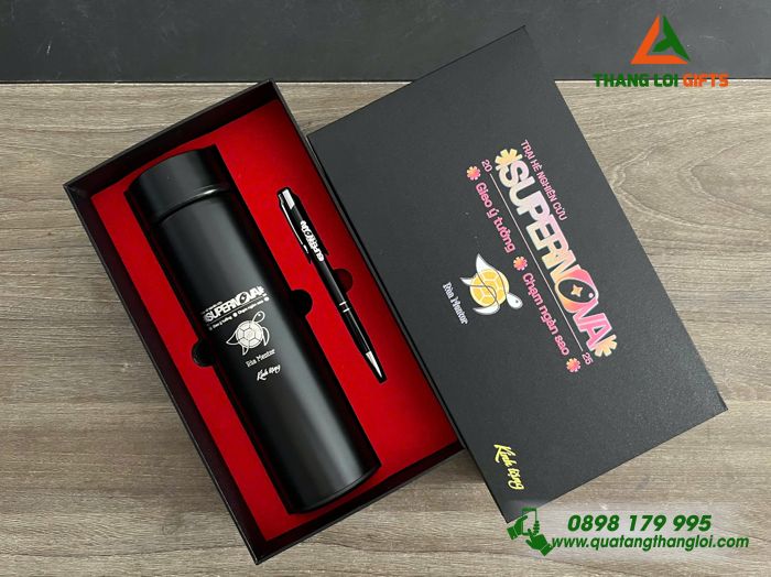 Bộ Quà Tặng (Bình Giữ Nhiệt & Bút Bi) Màu Đen - In Khắc Logo Trại Hè Nghiên Cứu SUPERNOVA