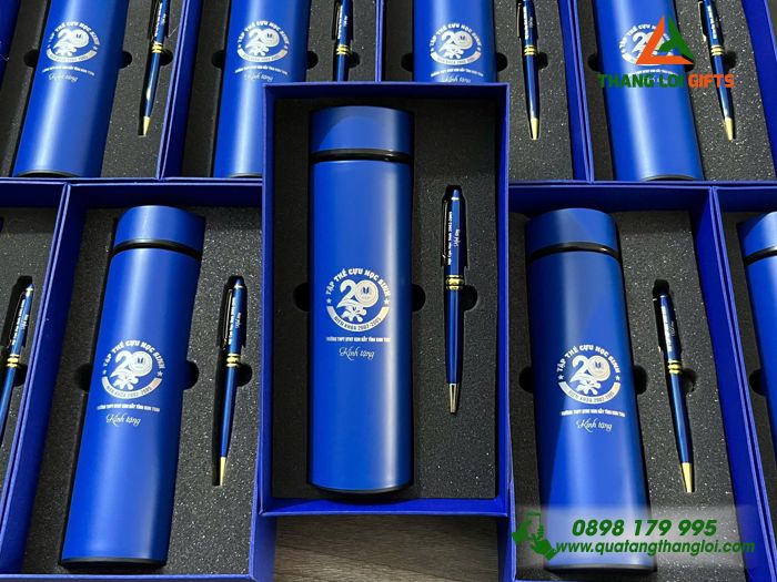 Bộ Quà Tặng (Bình Giữ Nhiệt & Bút Ký) Màu Xanh - In Khắc Logo 20 Năm Trường THPT DTNT Kon Rẫy