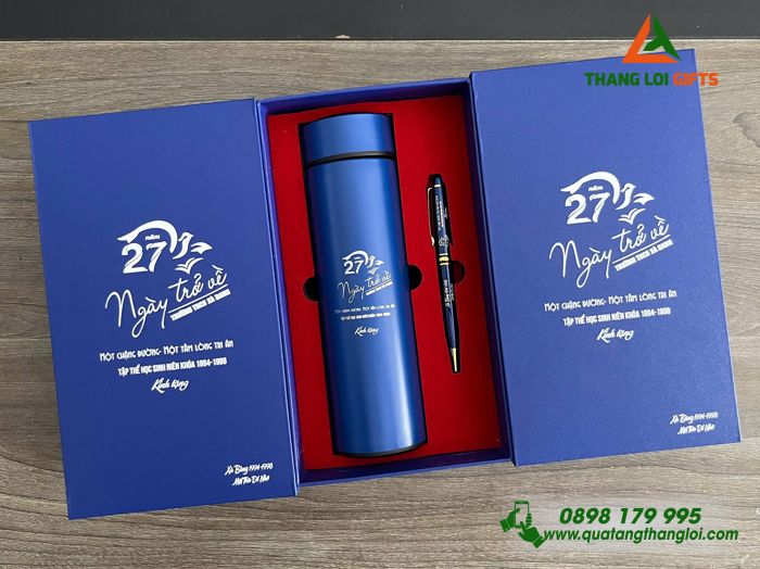 Combo Quà Tặng (Bình & Bút) Màu Xanh - In Khắc Logo 27 Năm Ngày Trở Về Trường THCS Xà Bang