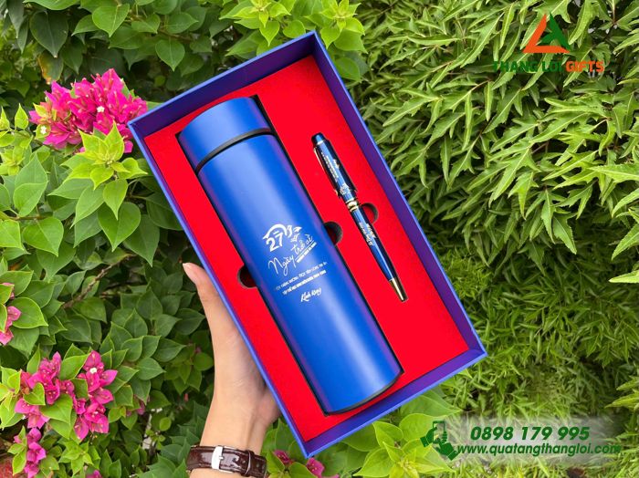 Combo Quà Tặng (Bình & Bút) Màu Xanh - In Khắc Logo 27 Năm Ngày Trở Về Trường THCS Xà Bang