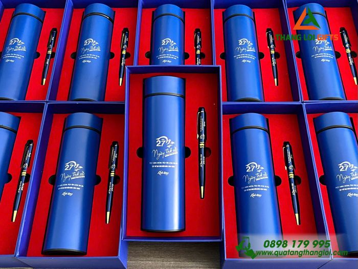 Combo Quà Tặng (Bình & Bút) Màu Xanh - In Khắc Logo 27 Năm Ngày Trở Về Trường THCS Xà Bang