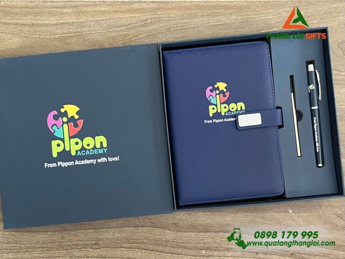 Combo Quà Tặng (Sổ Tay Dán Gáy & Bút Ký) - In Khắc Logo Trường Pippon Academy