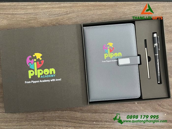 Combo Quà Tặng (Sổ Tay Dán Gáy & Bút Ký) - In Khắc Logo Trường Pippon Academy