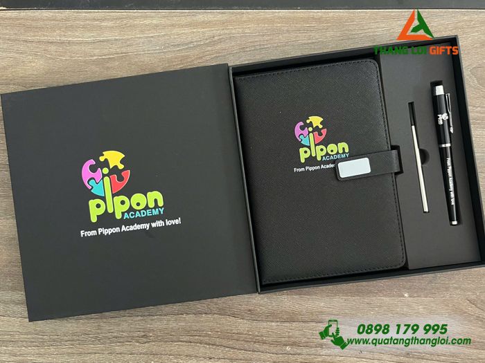 Combo Quà Tặng (Sổ Tay Dán Gáy & Bút Ký) - In Khắc Logo Trường Pippon Academy
