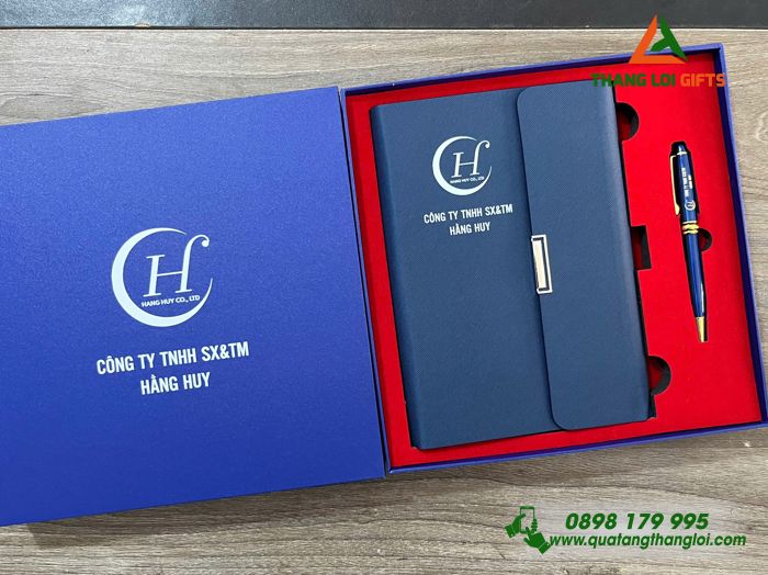 Combo Quà Tặng (Sổ Tay Bìa Còng & Bút Ký) Màu Xanh - In Khắc Logo Doanh Nghiệp Hằng Huy