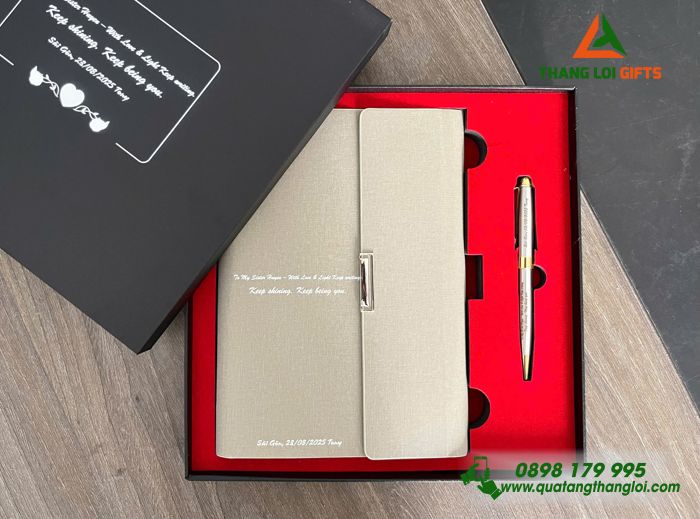 Set Quà Tặng (Sổ Tay Bìa Còng & Bút Ký) Màu Trắng - In Khắc Nội Dung Làm Quà Tặng