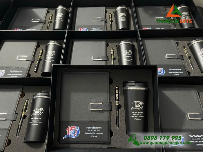 Bộ Quà Tặng (Sổ+ Ly+ Bút) Màu Đen - In Khắc Logo Kỷ Niệm 15 Năm Trường THPT B Kim Bảng