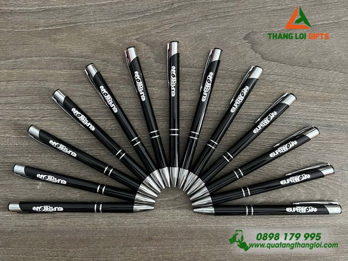 Bút Bi Kim Loại Bấm Màu Đen - Khắc Logo Trại Hè Nghiên Cứu SUPERNOVA